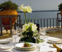 Particolare del tavolo per le nozze con vista mare