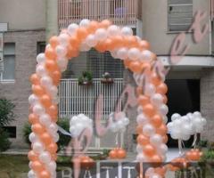 Arco a semicerchio con passeggiate di collegamento per l'uscita della sposa