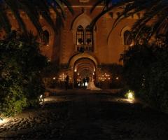 Facciata neogotica del castello per il matrimonio