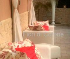 Allestimento della location di nozze con divani e cuscini colorati