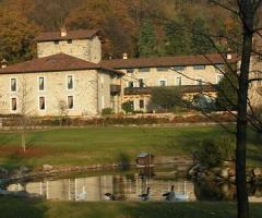 Villa Casa Forte di Bisone - Il parco con il laghetto della villa