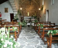 Allestimento della chiesa per la cerimonia con fiori bianchi