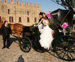 Gli sposi arrivano presso la location di matrimonio con la carrozza
