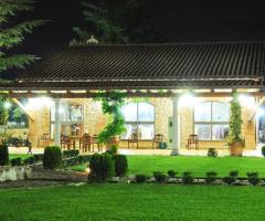 La villa illuminata per un ricevimento di matrimonio serale