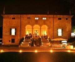 La villa illuminata per un ricevimento di matrimonio serale