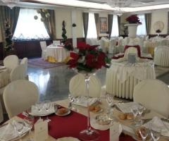 Casale Santa Lucia - Mise en place con dettagli rossi per le nozze