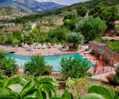 Vista dell'agriturismo Bergi con piscina immersa nel verde