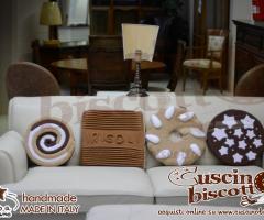 Cuscino Biscotto della Italy Fashion sul divano