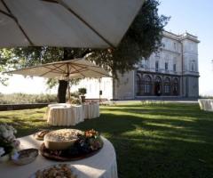 Buffet di matrimonio in giardino