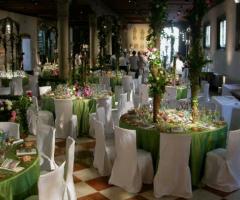 Allestimento della sala per il ricevimento di nozze