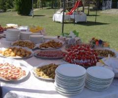 Il tavolo del buffet in giardino