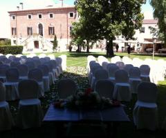 Cerimonia simbolica in giardino