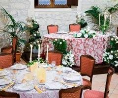 Interno della sala di ricevimento presso l'hotel Feudo Bauly