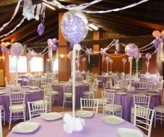 Allestimento della sala per il ricevimento di matrimonio