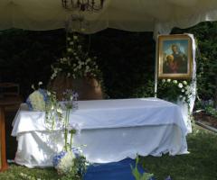 Allestimento per cerimonia religiosa all'aperto