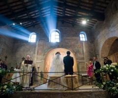 Scatto fotografico degli sposi in chiesa