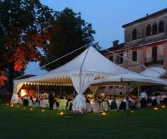 Ricevimento di matrimonio in giardino
