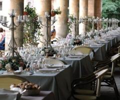Allestimento ricevimento di matrimonio sotto il porticato