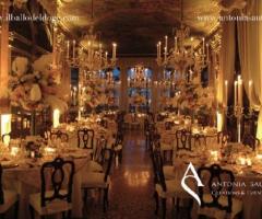 Allestimento della sala con piume