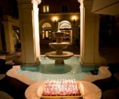 Allestimento per il taglio della torta nuziale nella corte di Domus Talenti