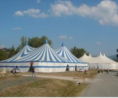 Tensostruttura a forma di tendone da circo peer un matrimonio stravagante