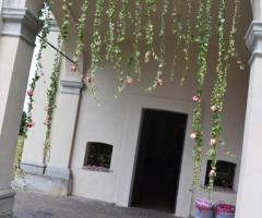 Cascata di fiori per l'entrata in chiesa