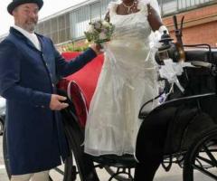 La sposa scende dalla carrozza aiutata dal cocchiere in livrea