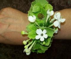 Bracciale di fiori per le damigelle della sposa
