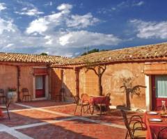 Esterno in stile rustico dell'agriturismo Avola Antica