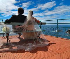 Sposi sulla terrazza