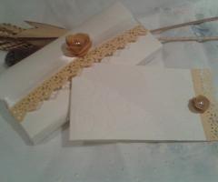 Partecipazionein coordinato,color avorio per un matrimonio elegante - Il Vaso di Pandora