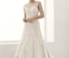 Abito da sposa ricamato con scollo a barchetta