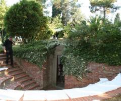 Allestimento del matrimonio in giardino con cuscini bianchi