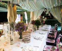 Allestimento della tavola per il matrimonio