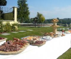 Antipasti del ricevimento di matrimonio serviti in giardino