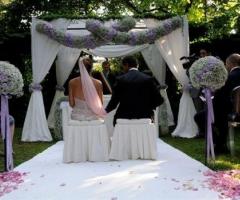 Addobbi di fiori per la cerimonia di nozze in giardino