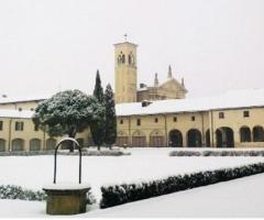 Esterno innevato del Ristorante Corte Benedettina