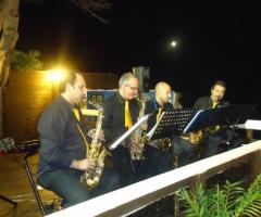 Il quartetto di sax suona ad un ricevimento di matrimonio