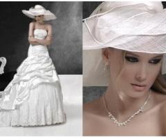 Abito "Le Spose di Sofia" in taffetà e pizzo, con cappello a falda larga