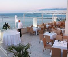 Allestimento dell'aperitivo all'aperto presso l'hotel per ricevimento di matrimonio Marina Holiday