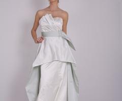 Abito Roma in raso duchesse di seta pura, dalla linea a sirena stretto in vita da una cinta gioiello, colore verde - Atelier AnnaB Creations Sposa e Cerimonia