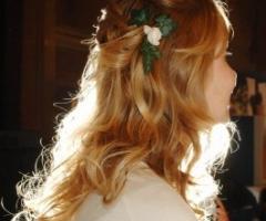 Acconciatura per la sposa con rosellina bianca ed edera
