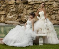 Abiti da sposa con corpetti preziosi e gonna drappeggiate
