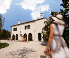 La sposa alla location di matrimonio