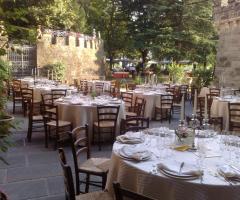Tavoli allestiti sulla terrazza del castello