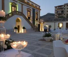 Officine Baronali - Allestimento dei tavoli del ricevimento in cortile