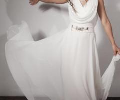 Moderno abito da sposa in stile impero