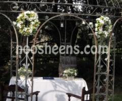 Gazebo con fiori per la cerimonia di matrimonio