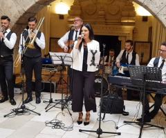 Metamorphosis Wedding Band - In sala con panciotto e cravattino nero