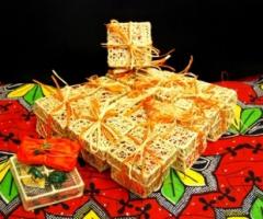 Scatole in abaca e oggetti in malachite per le bomboniere di matrimonio